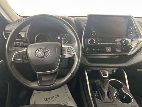 Used 2024 Toyota Highlander LE AWD/4WD image 22