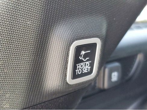 Used 2025 Jeep Grand Cherokee Limited w/ Black Appearance Package image 8