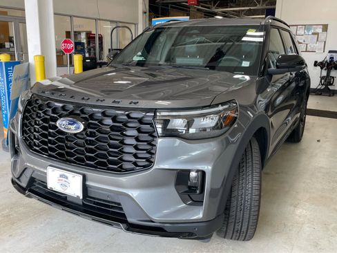 New 2026 Ford Explorer ST-Line w/ ST-Line Street Pack AWD/4WD image 4