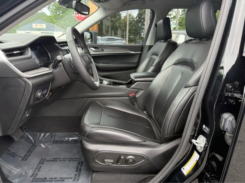 Used 2023 Jeep Grand Cherokee Limited w/ Black Appearance Package AWD/4WD image 12