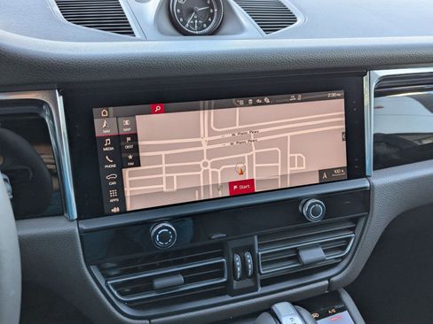 Certified 2025 Porsche Macan image 17