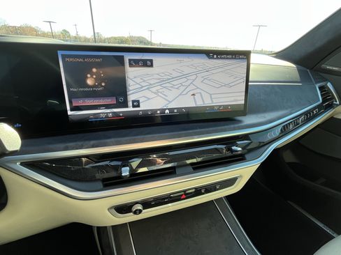 Used 2024 BMW X7 xDrive40i w/ Premium Package image 25