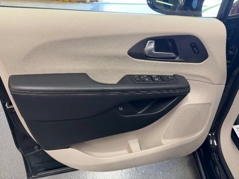 Used 2024 Chrysler Pacifica Limited FWD image 8