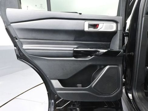 Used 2023 Ford Explorer Platinum w/ Technology Package image 39
