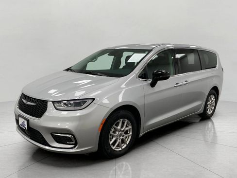 Used 2024 Chrysler Pacifica Touring-L image 10