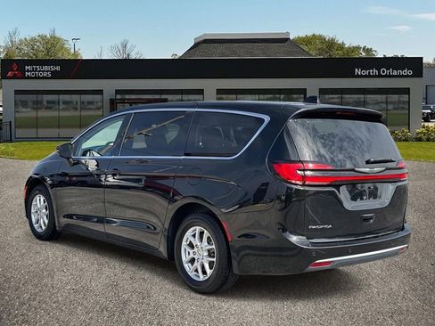 Used 2023 Chrysler Pacifica Touring-L image 5