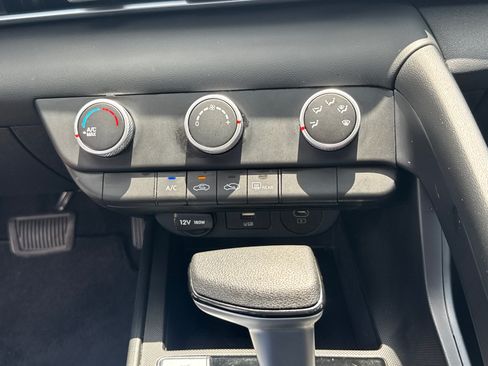 Used 2024 Hyundai Elantra SE FWD image 12