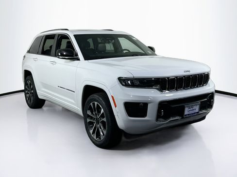 Used 2022 Jeep Grand Cherokee Overland w/ Luxury Tech Group IV AWD/4WD image 3