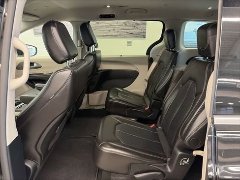 Certified 2024 Chrysler Pacifica Touring-L image 10