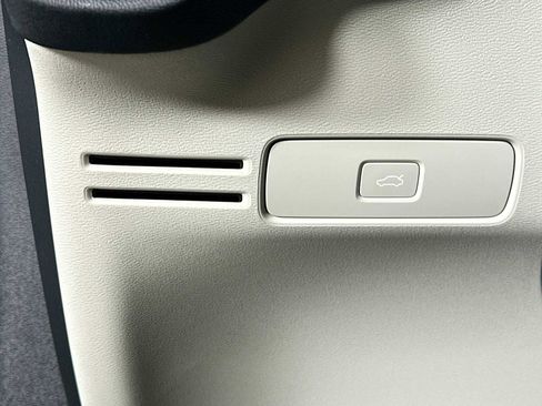 New 2026 Volvo XC40 B5 Ultra w/ Climate Package image 10