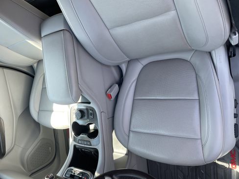 Used 2023 GMC Acadia SLT image 27