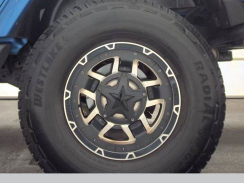 Used 2016 Jeep Wrangler Unlimited Sahara AWD/4WD image 11