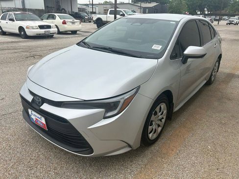 Used 2025 Toyota Corolla LE FWD image 5