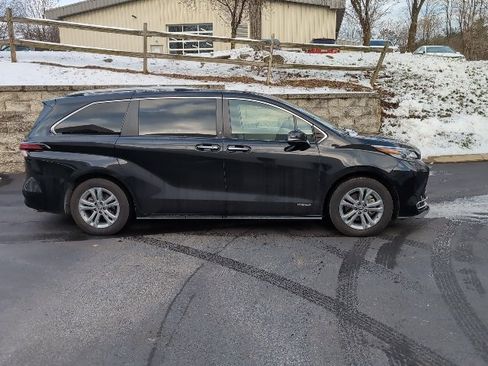 Used 2021 Toyota Sienna Platinum image 2