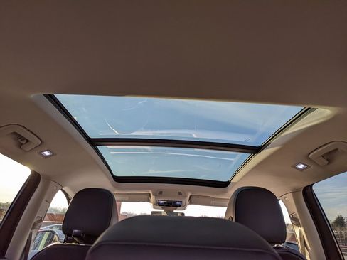 Used 2025 Volkswagen Tiguan SE image 13