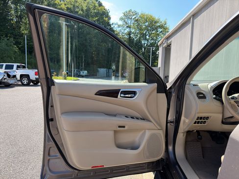 Used 2014 Nissan Pathfinder SL w/ SL Premium Package FWD image 9