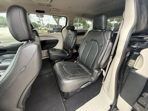 Used 2017 Chrysler Pacifica Touring-L w/ Tire & Wheel Group image 11