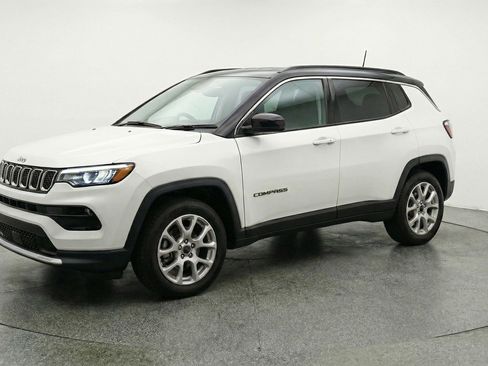 Used 2025 Jeep Compass Limited AWD/4WD image 3