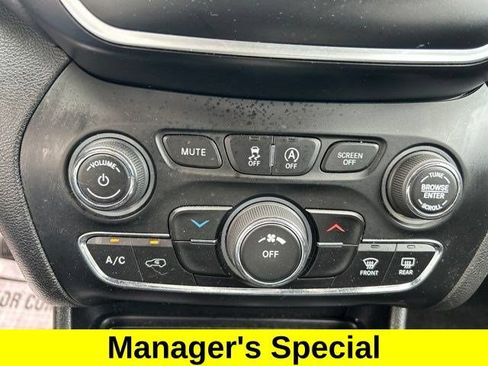 Used 2019 Jeep Cherokee Latitude Plus AWD/4WD image 30