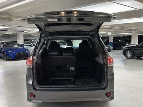 Used 2018 Toyota Sienna SE Premium FWD image 7