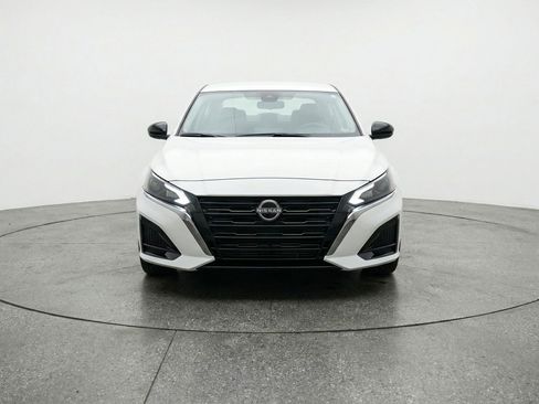 Used 2025 Nissan Altima 2.5 SV FWD image 2