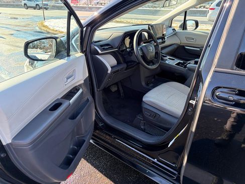 Used 2024 Toyota Sienna LE image 12