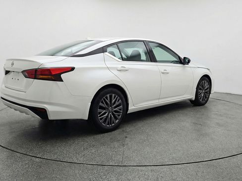 Used 2025 Nissan Altima 2.5 SV FWD image 9