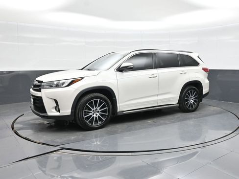 Used 2018 Toyota Highlander SE FWD image 1