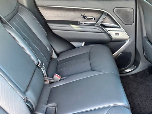 Used 2025 Land Rover Range Rover SE image 11