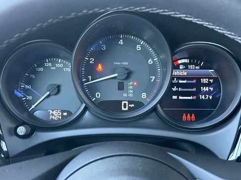 Certified 2025 Porsche Macan AWD/4WD image 28