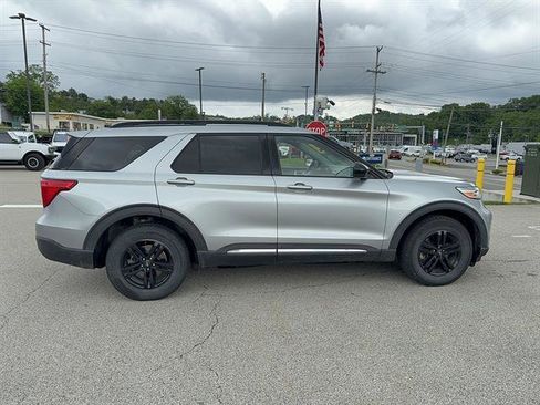 Used 2020 Ford Explorer XLT w/ Equipment Group 202A AWD/4WD image 3