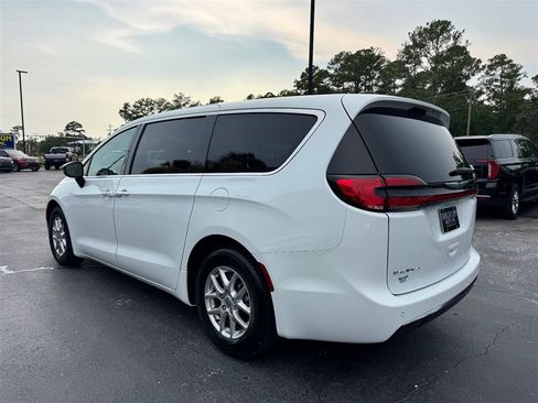 Used 2024 Chrysler Pacifica Touring-L FWD image 6