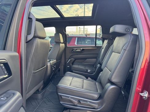 Used 2025 Chevrolet Suburban High Country image 33