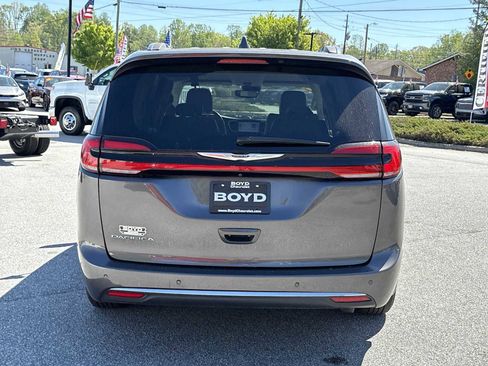 Used 2021 Chrysler Pacifica Touring-L FWD image 7