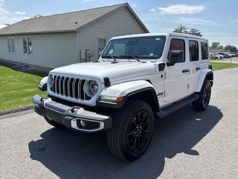 Used 2025 Jeep Wrangler Unlimited Sahara AWD/4WD image 8