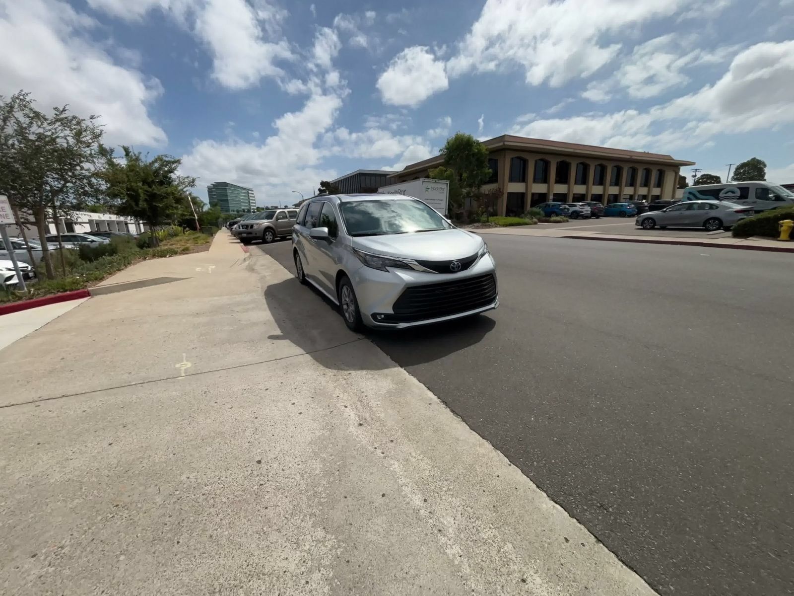 Used 2025 Toyota Sienna XLE FWD image 3