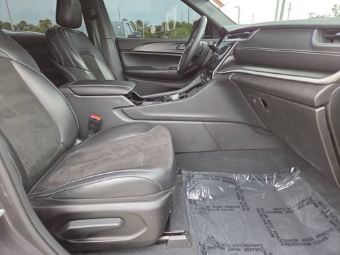 Used 2023 Jeep Grand Cherokee L Laredo RWD image 15