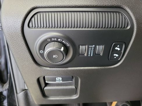 Used 2024 Jeep Wagoneer L Series II AWD/4WD image 32