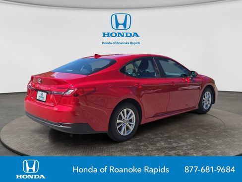 Used 2025 Toyota Camry SE FWD image 5