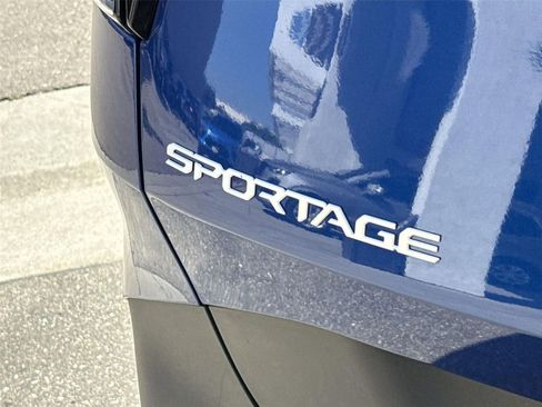 Used 2025 Kia Sportage EX image 29