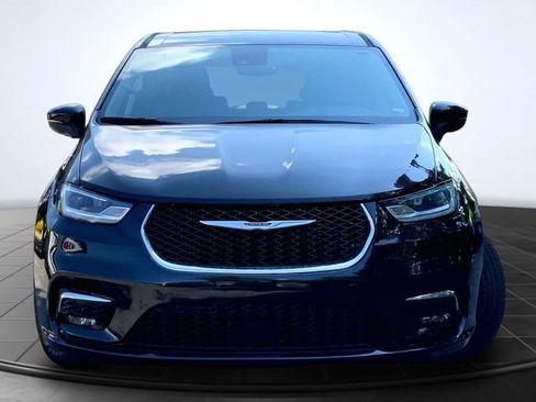 Used 2023 Chrysler Pacifica Touring-L FWD image 3