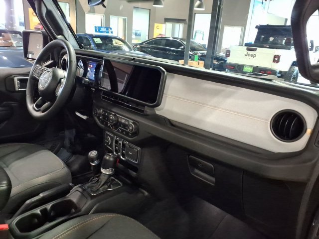 Used 2024 Jeep Wrangler Unlimited w/ Convenience Group AWD/4WD image 21