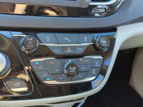 Used 2019 Chrysler Pacifica Touring-L image 15