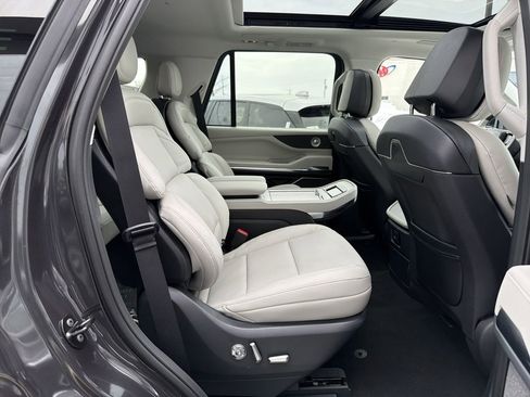 New 2025 Lincoln Navigator Reserve image 8
