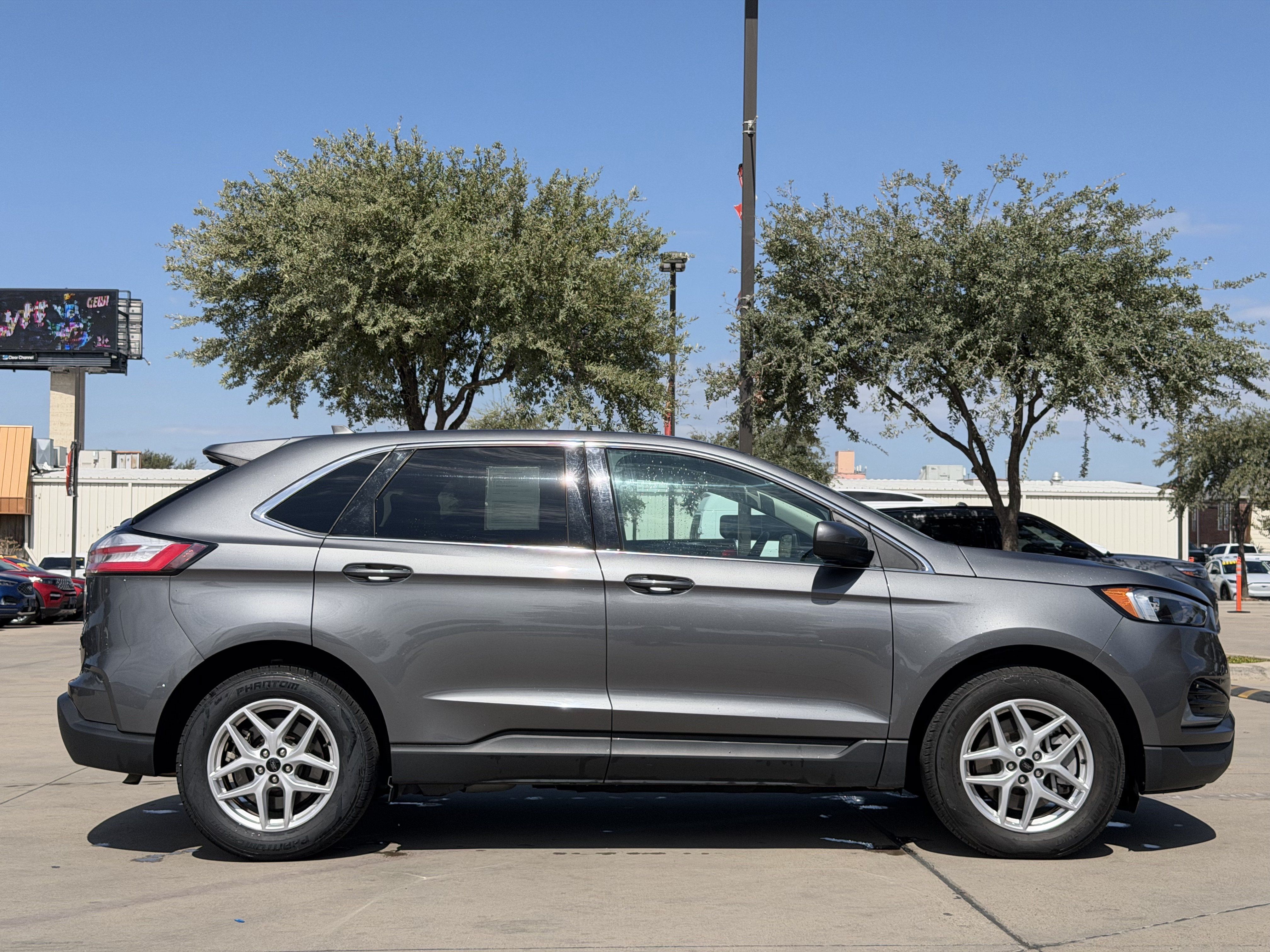 Used 2024 Ford Edge SEL AWD/4WD image 3