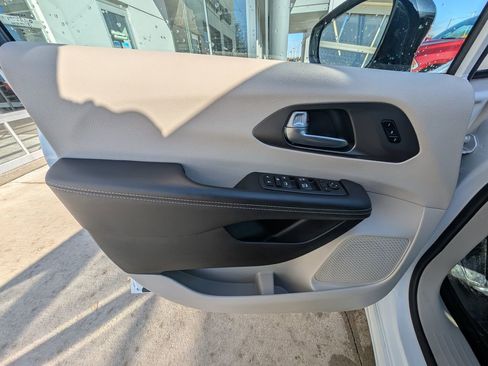 Used 2024 Chrysler Pacifica Touring-L image 36