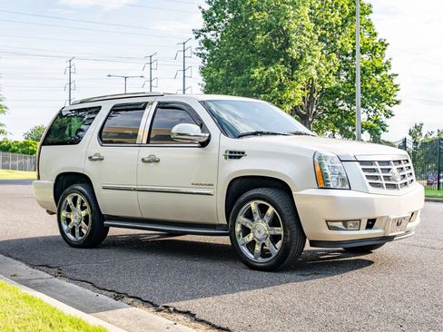 Used 2011 Cadillac Escalade Luxury AWD/4WD image 4