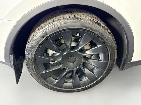 Used 2023 Tesla Model Y Long Range image 32