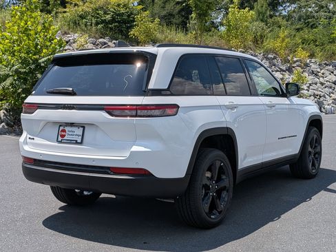 New 2025 Jeep Grand Cherokee Altitude image 5
