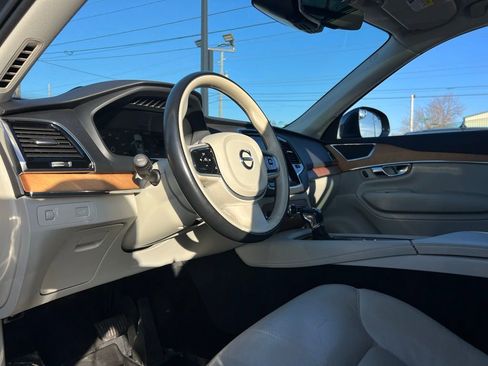 Used 2022 Volvo XC90 T5 Momentum w/ Advanced Package image 2